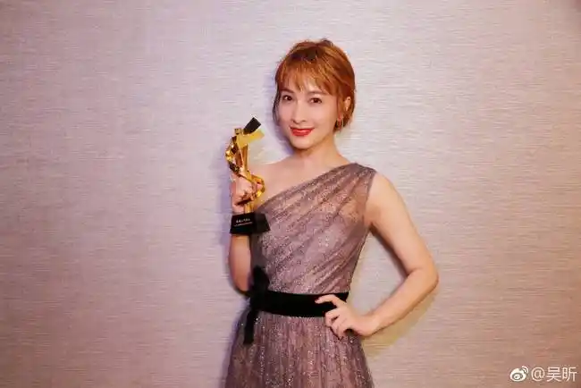 吴昕薄纱长裙亮相似仙女小露香肩优雅不失性感