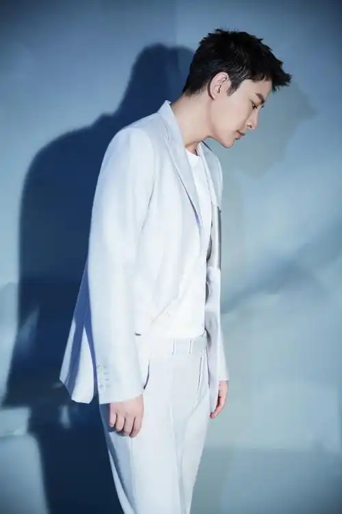 > 贾乃亮儒雅帅气西装写真(7/10)