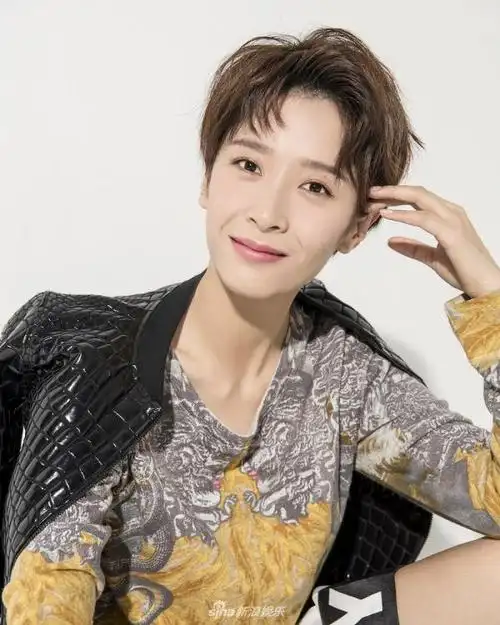 组图朱璇新写真曝光治愈系笑容温暖迷人