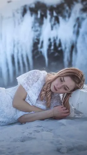 iphone 壁纸 白色蕾丝裙子女孩睡在冬天,雪,冰岛