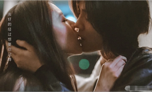 《穿越火线》鹿晗跟宋妍霏吻戏用力过猛,与关晓彤的做法形成对比