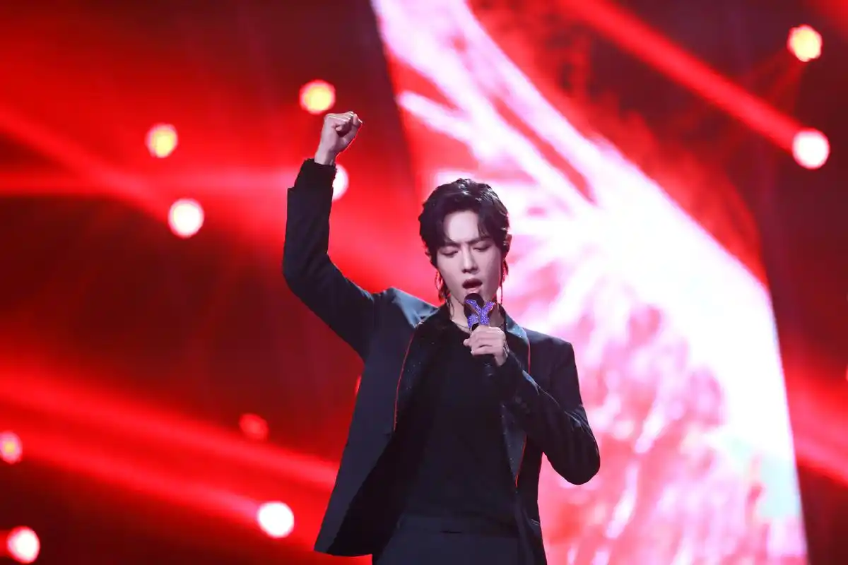 肖战银发造型预告来袭,手执纸扇外还浅笑光影间,颠覆以往的帅气