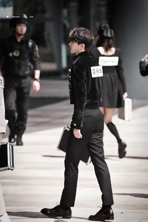 蔡徐坤今天跑男的身材比例?腰细屁股翘,绝了,带着戴比尔斯的钻石96