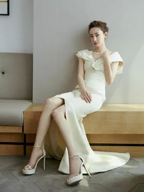 谁说王丽坤瘦过头穿白衬衫配牛仔裤走机场轻松走出超模气场