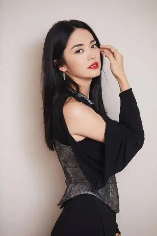 姚晨回福建过年被拍,网友发照表情扭曲,43岁满头白发_照片_明星_老家