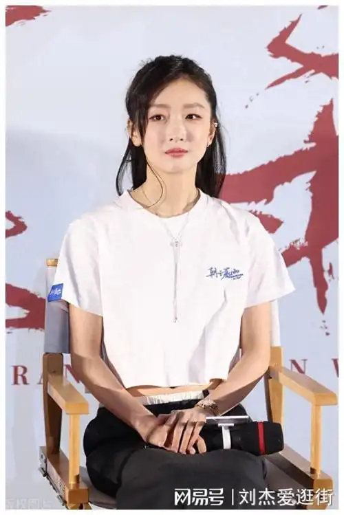 周冬雨的打扮有点过于成熟了