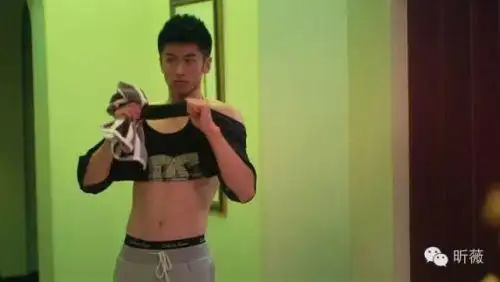 微时代小鲜肉张云龙半裸秀八块腹肌 现代版黑曜好身材剧照曝光