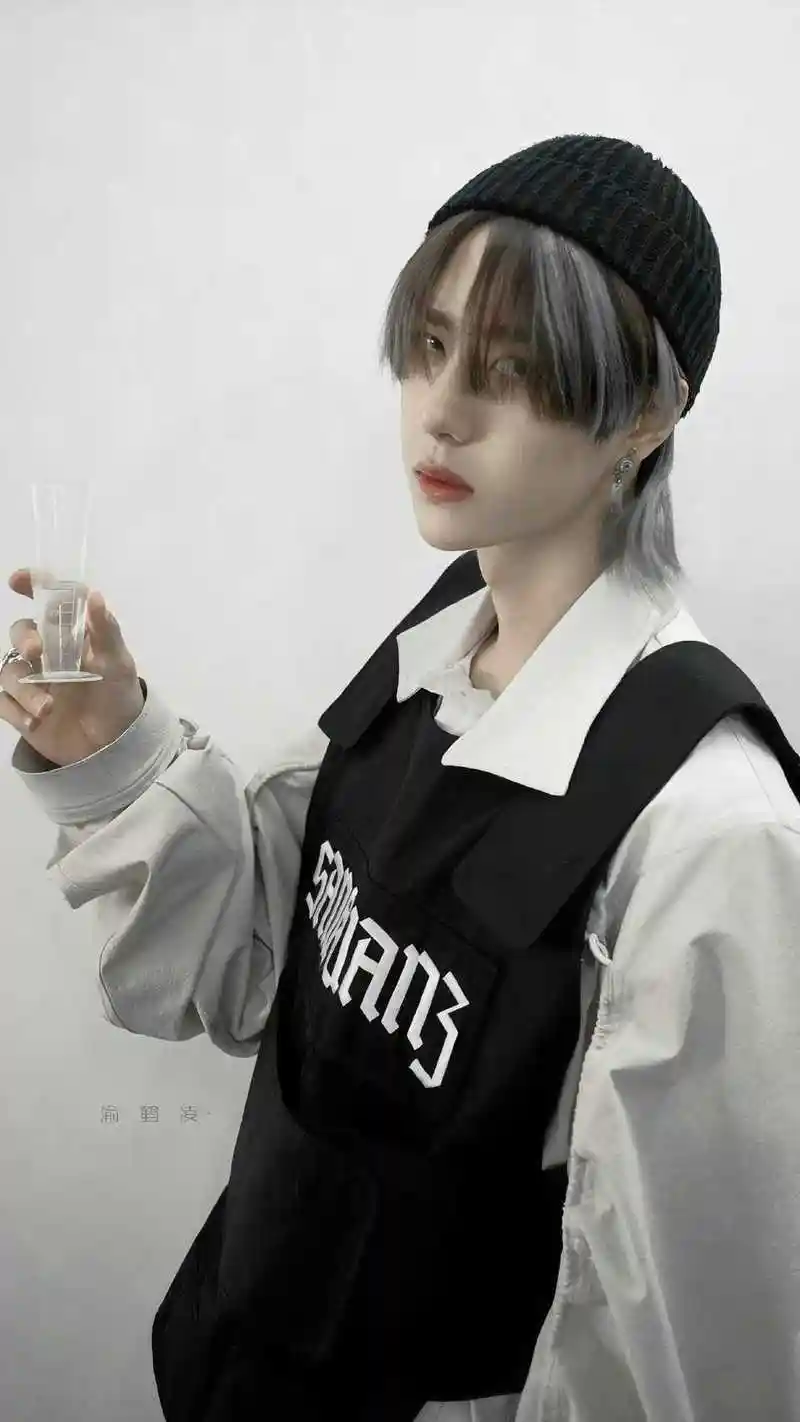 王一博银色长发造型非常酷盖,配一博的冷白皮肤色,真的绝了