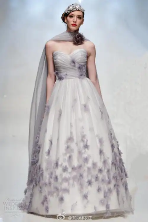 一款淡紫色花瓣婚纱,桃心褶皱领口,轻盈长纱极好地修饰了肩颈线条