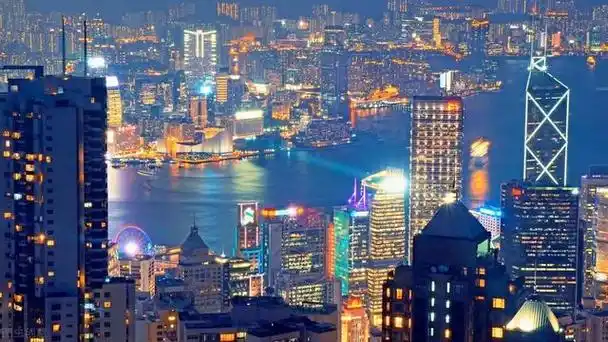 不仅是一个购物天堂,还是一个旅游城市香港的夜景是世界三大夜景之一