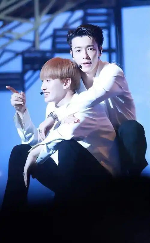 6对经典男团cp,韩庚金希澈真情流露,朴灿烈边伯贤当众kiss_金泰亨