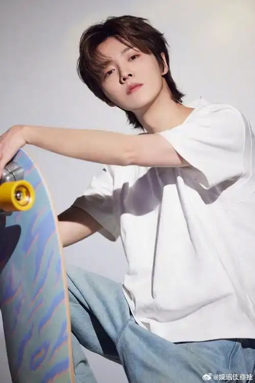 鹿晗鼻梁好高挺