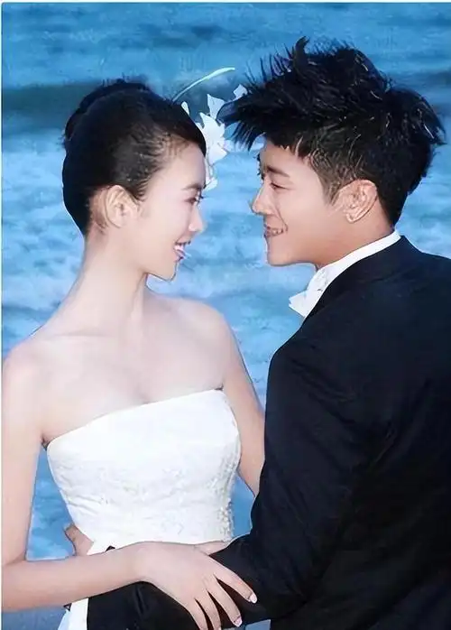 亲妈是导演干妈是导演20年都捧不红他却在娶妻改名后火了