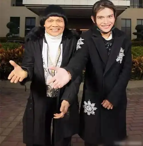 67岁知名配角八两金罕露面身旁26岁儿子长相秀气被误认成女生