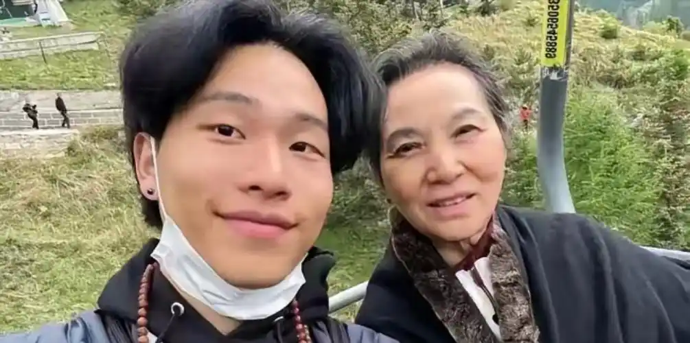 陈坤的儿子已成年,容貌开始显现母亲的基因,像谁可以认得出吗?