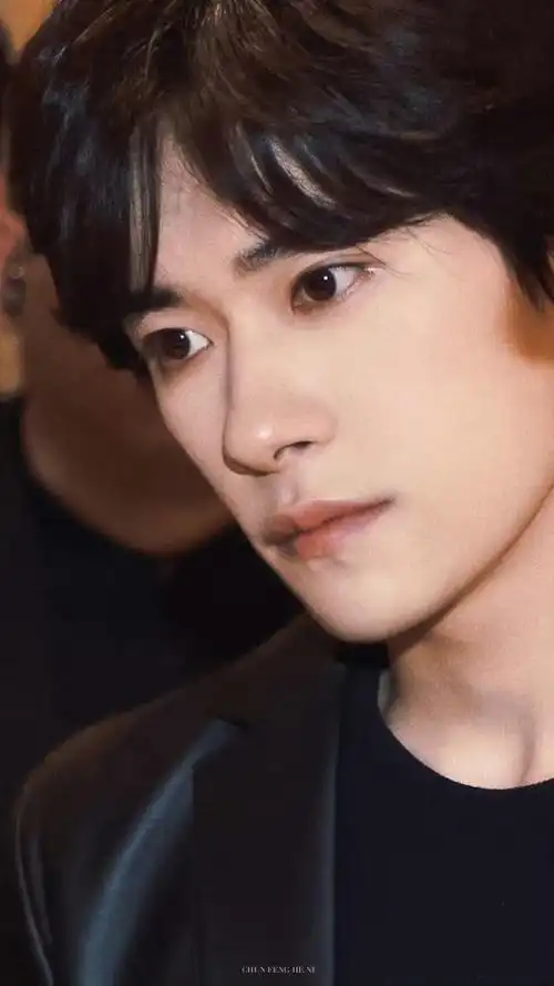 易烊千玺皮衣街拍