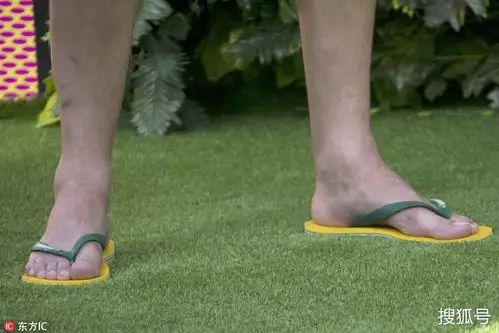 生活就是要随性!大卫-路易斯与贝贝托穿拖鞋参加活动