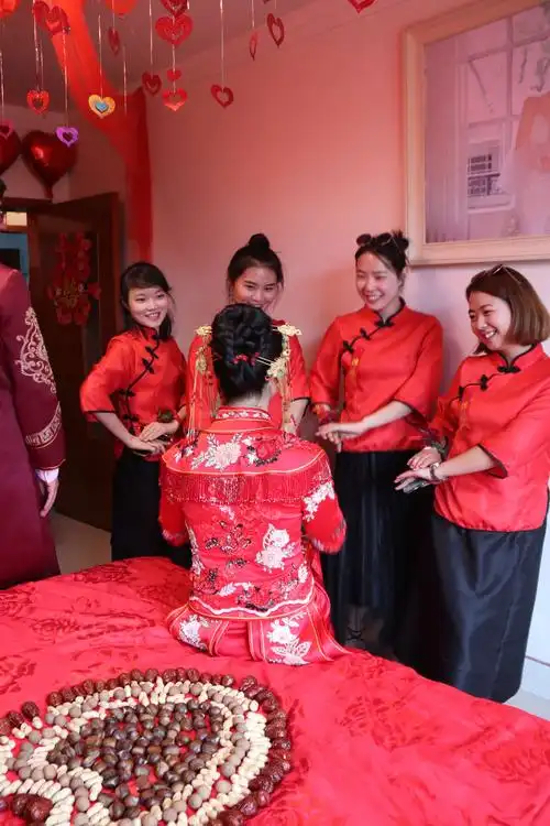 四大美女伴娘齐声对新娘道了万福,亲心爱意,万种祝福,这一切的一切让