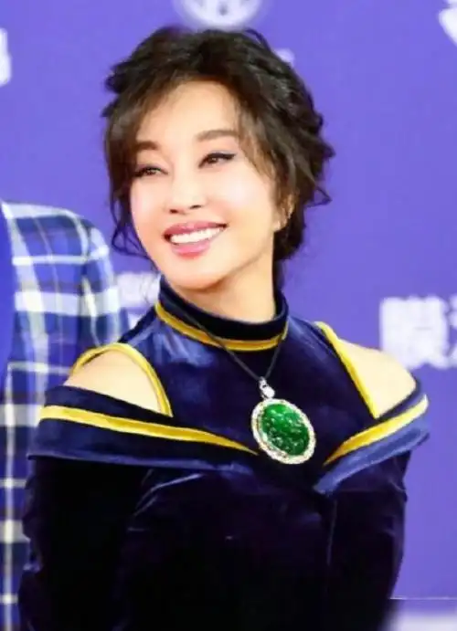 刘晓庆亮相北京电影节巨大翡翠压胸脸部僵硬到让人害怕