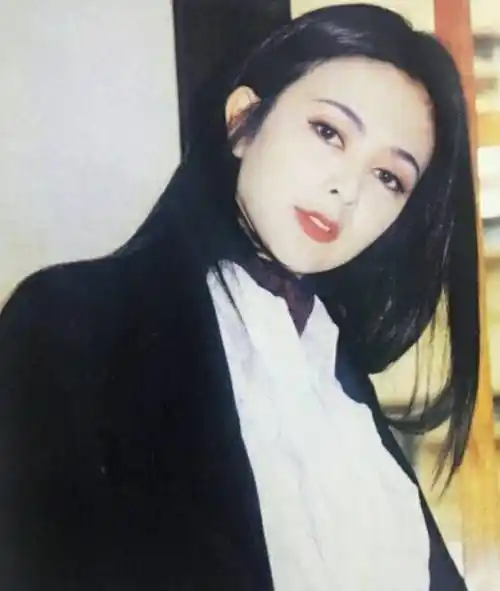 2002年时关之琳曾经在媒体面前说我这辈子什么男人都试过有女朋友的男