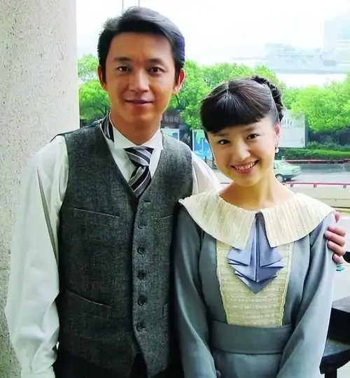 49岁潘粤明和董洁高调互动,他原谅董洁那些黑历史了?_网友_微博_生活