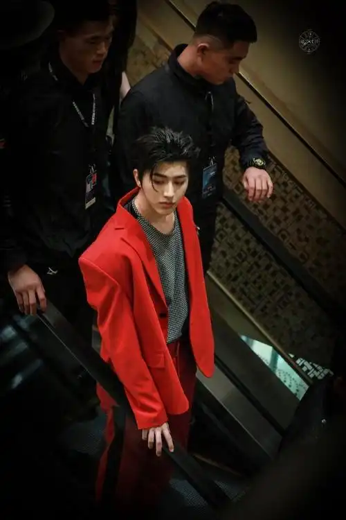 真的很帅!红色他超适合的    #蔡徐坤#ride or die至死不渝-蔡徐坤