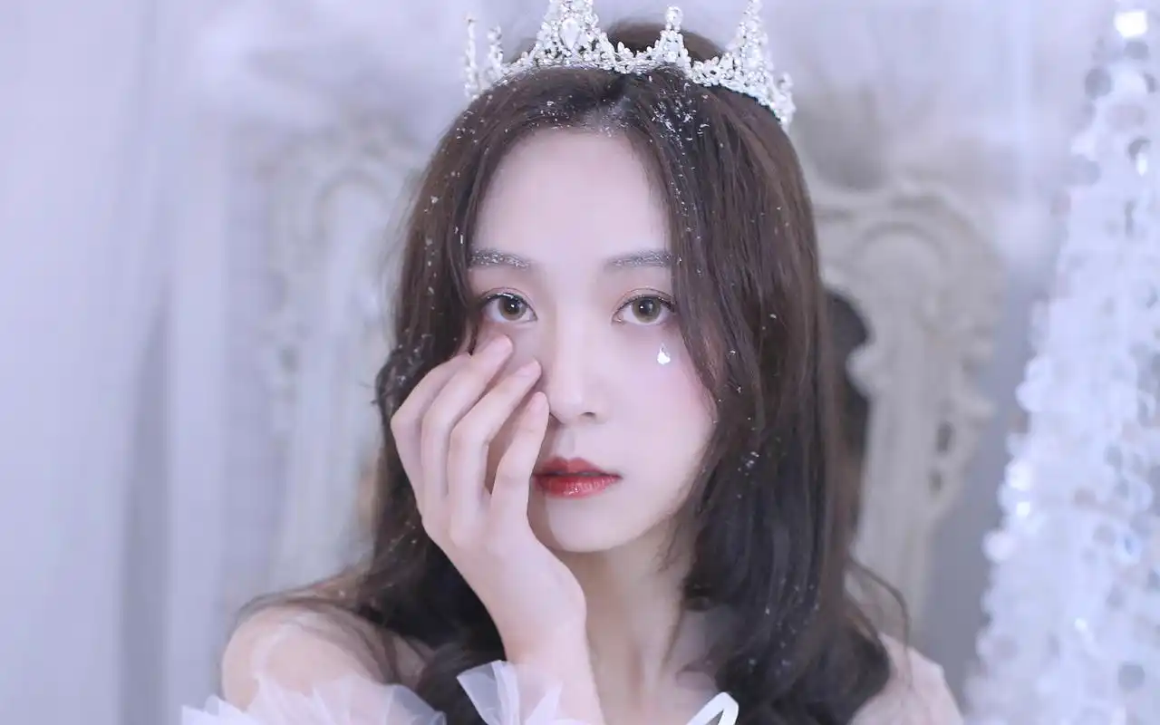 冰雪美女高冷写真个性桌面壁纸