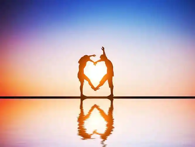 幸福伴侣_相爱_制作_心形_身体_日落_图片素材