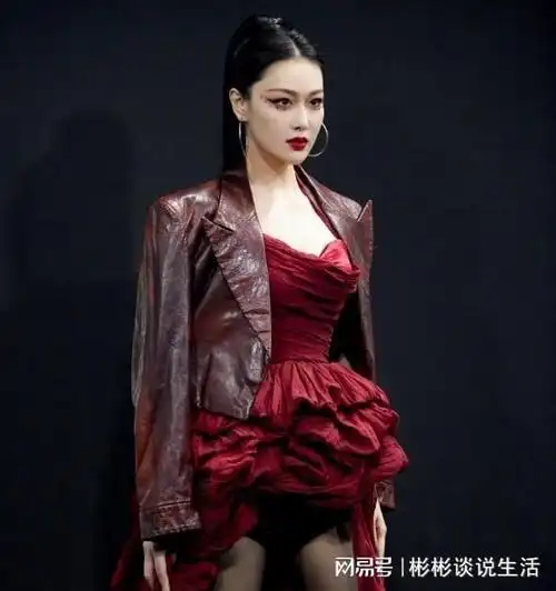 张馨予开启卡通风格黑色丝袜搭配大红色开口裙霸气十足