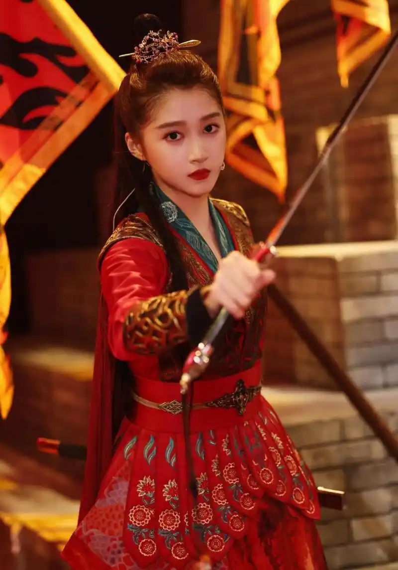 关晓彤《王牌对王牌》再现班婳造型 红衣当舞巾帼立,英姿不让须眉行.