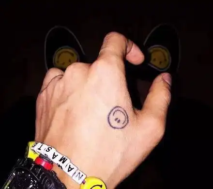 gd权志龙同款手部款笑脸纹身