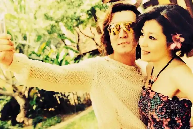 回顾哈文是李咏妻子丈夫病逝后坚持不改嫁还定期给公婆生活费