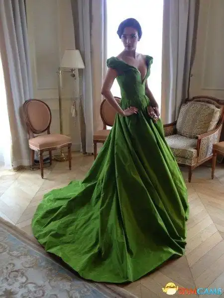 张雨绮深v突围戛纳红毯 爆乳险露点力压范冰冰