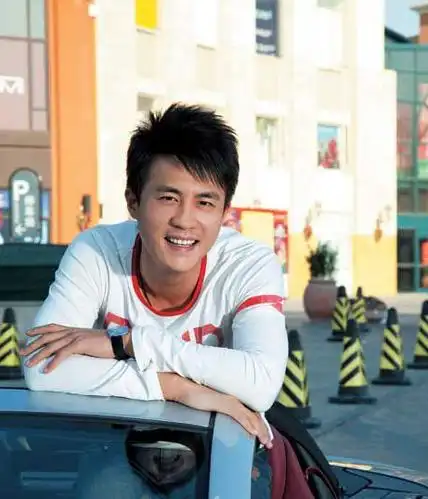 娱乐 星闻  据报道,杜淳近期被拍到与一名短发年轻女子出双入对,两人