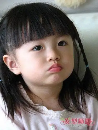 发型师姐编辑:aainforest 分享到  梳齐刘海齐肩短发的小女孩,短短的