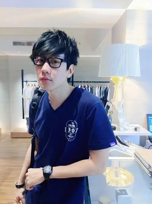 有一说一林俊杰戴眼镜真的很好看,配合穿搭显得可爱元气又斯文,宝宝多