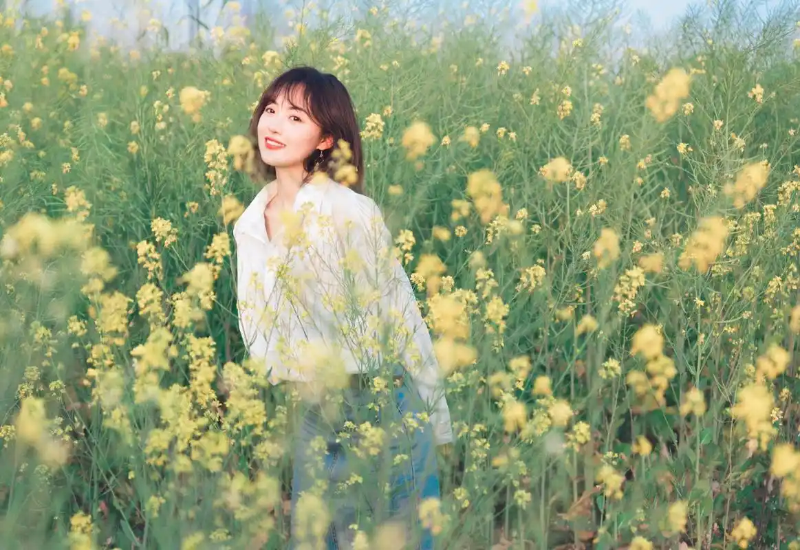 以花海为背景拍摄人像照,这7个姿势不要错过,拍出自然美