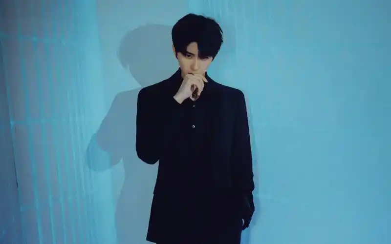 蔡徐坤冷峻帅气图片桌面壁纸