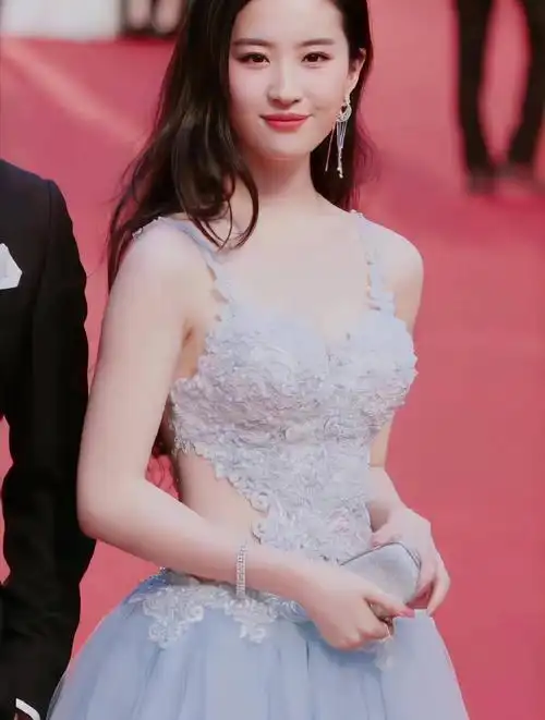 "富贵逼人"刘亦菲:价值2000万的豪宅来养猫,30岁身价超过20亿-度小视