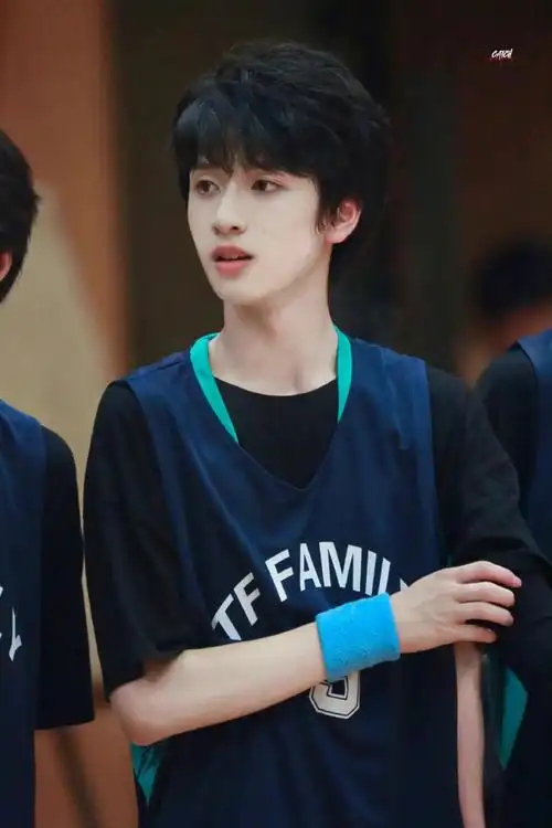 严浩翔初中打篮球旧照