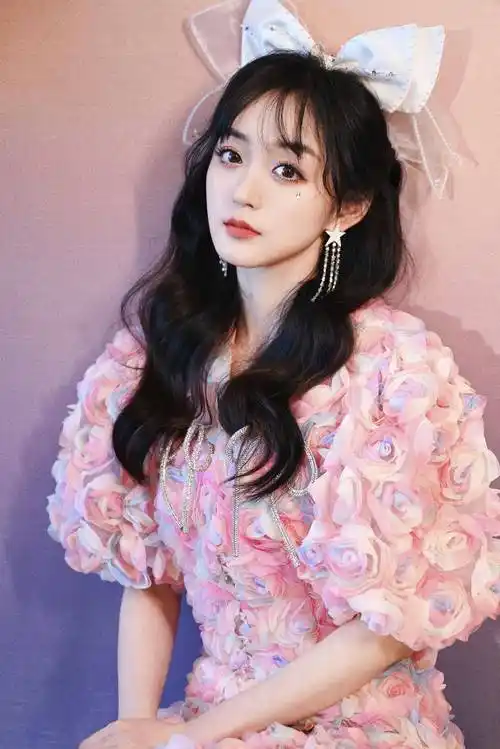 何泓姗马尾辫有心思丝带缠绕好吸睛百褶裙套装学院风即视感