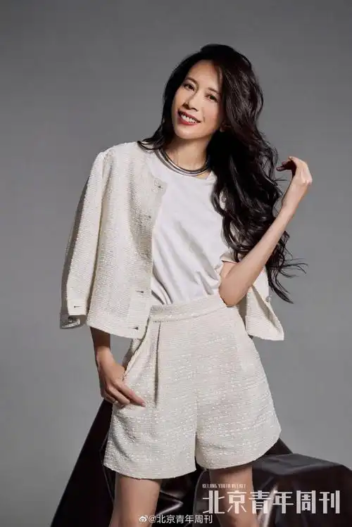 莫文蔚穿黑色皮衣拍写真魅力十足衣袖蕾丝设计时尚