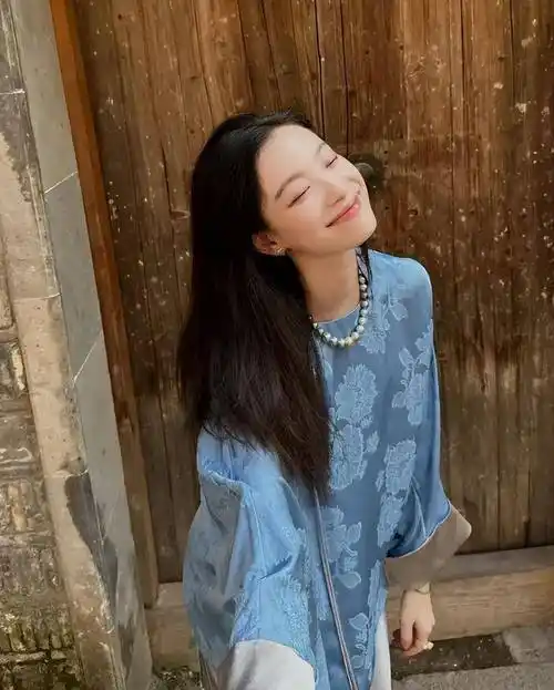 倪妮凭借敏锐的时尚触觉和独特的个人风格,成功地将"珍珠旗袍"风格