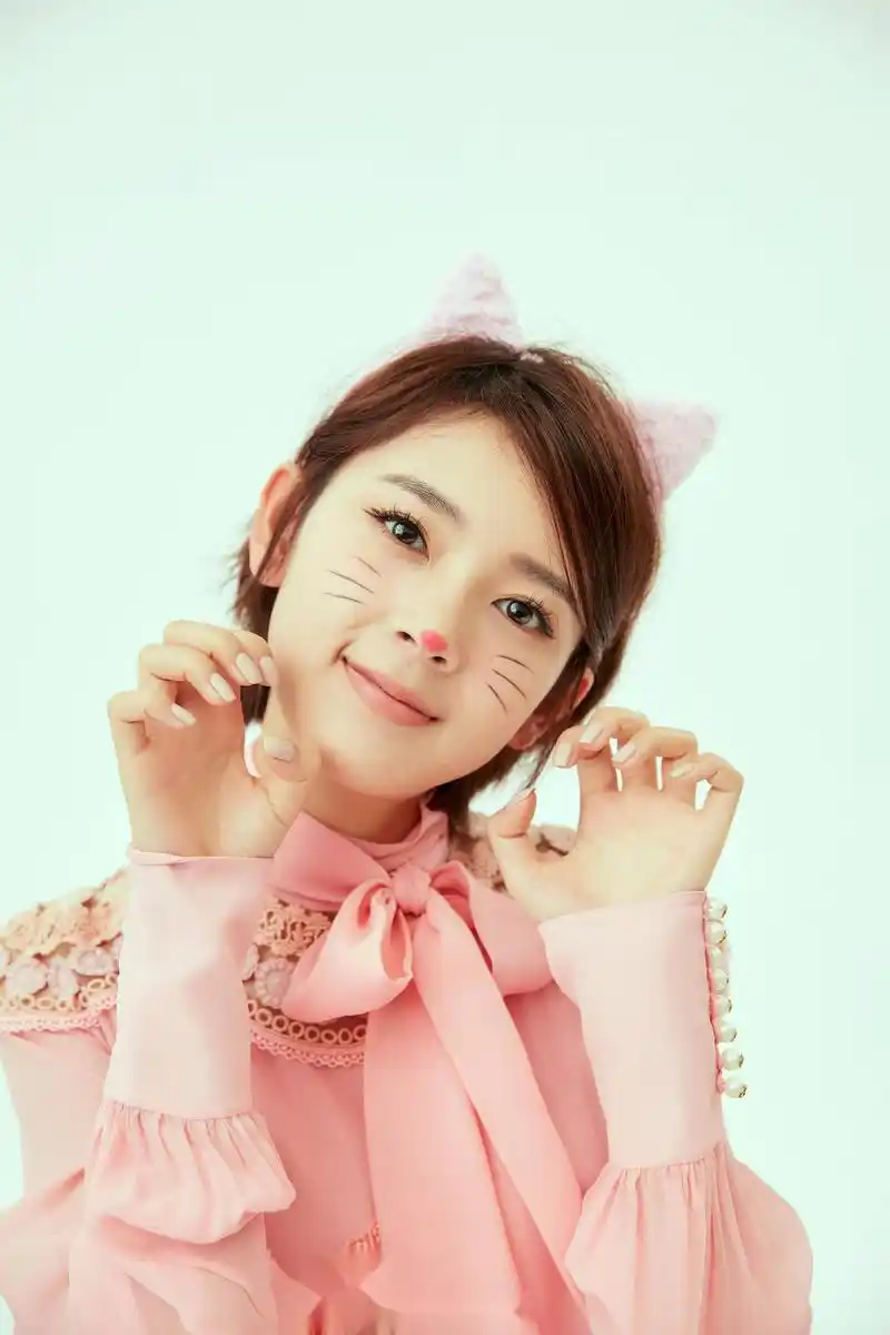 清新帅气的短发造型,百变陈瑶亲身演绎多套复古look,随性中带着甜美.