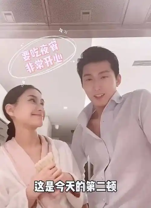 原创何超莲深夜为窦骁煮面二人斗嘴撒娇画风甜腻着睡衣出镜疑同居