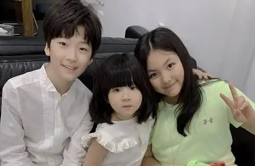 原以为张亮儿子颜值够高了,但看到他4岁小女儿后,瞬间就沦陷了