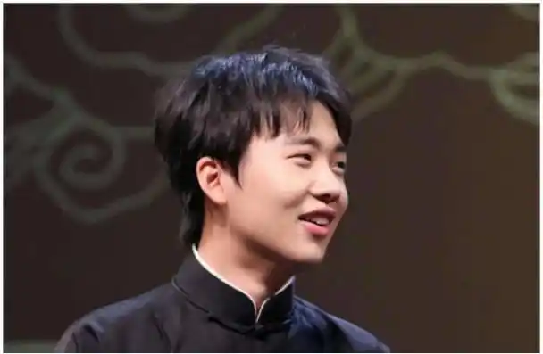 与生父郭德纲保持距离避嫌德云社清醒背后的郭麒麟有多苦