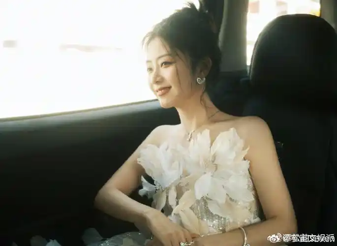 谭松韵纯白抹胸羽毛长裙##谭松韵用裙子上的羽毛挠痒