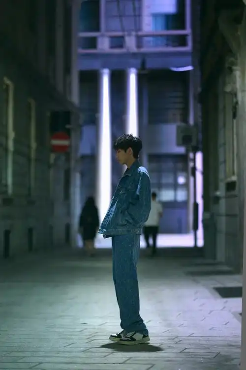 全身印花logo牛仔搭配运动鞋,斜挎棕色背包吸睛,祝看秀顺利啦#王源