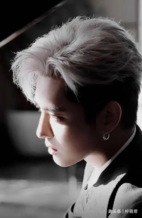 吴亦凡银发造型亮相太撩人,简直是撕漫男本人!
